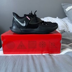 NIKE KYRIE 3 LOW